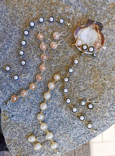 Komplet z perłami. Wisiorek, kolcyki, bransoletka i pierścionek